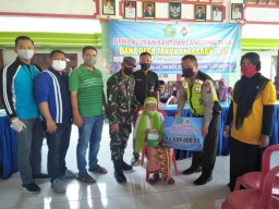 Babinsa Koramil 0816/12 Prambon dampingi Pemdes bagikan BLT