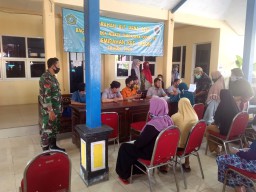 Babinsa Desa Jemirahan Jabon, Kawal Pendistribusian BLT