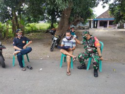 Wujud Keakraban Babinsa Kedungrejo Bersama Warga