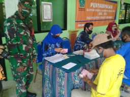 ANGGOTA KORAMIL 18 SEDATI DAMPINGI PEMDES DESA KALANGANYAR BAGIKAN BST