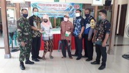 Babinsa Koramil 0816/12 Prambon dampingi pemdes penyaluran BLT