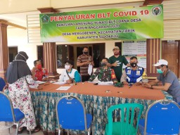 Babinsa Koramil 0816/11 Tarik, Pantau Pemberian Bantuan Langsung Tunai