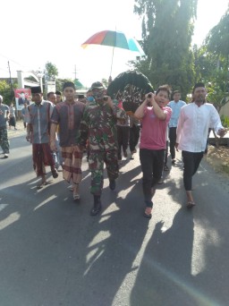 Ini Wujud Kedekatan, Babinsa Koramil 0816/13 Wonoayu Takziah di Warga