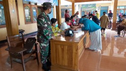 Babinsa Koramil 0816/11 Tarik, Dampingi Pembagian BLT