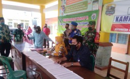 Babinsa Koramil 06/Tanggulangin Dampingi Penyaluran (BPTD) Pada Warga
