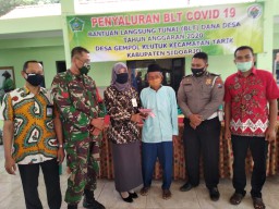 Babinsa Koramil 0816/11 Tarik Pantau Pembagian Bantuan Desa Gempolklut