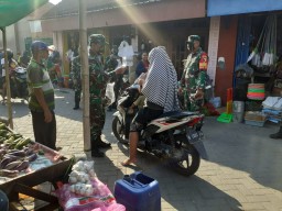 Danramil 0816/10 Balongbendo Beserta Anggota Bagi Bagi Masker Gratis