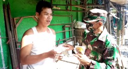 Kapten INF Siswanto bersama anggota Koramil 0816/09 Krian bagi masker