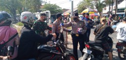 Danramil dan Kapolsek Buduran Mendampingi Anggotanya bagi bagi Masker