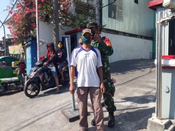 Cegah virus covid 19 Koramil 0816/05 Tulangan bagikan masker gratis