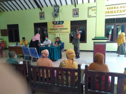 Babinsa koramil0816/10 Balongbendo Dampingi Pelaksanaan pembagian BPTD