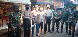KORAMIL KOTA SIDOARJO BERSINERGI DENGAN POLSEK BAGIKAN MASKER GRATIS