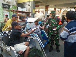 Forkopimka Prambon membagikan ratusan masker kain kepada masyarakat