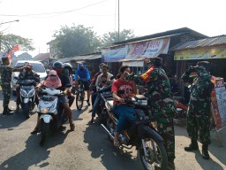 Anggota Koramil 0816/13 Membagikan Masker Kepada Warga