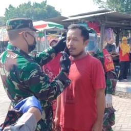 Danramil 0816/03 Buduran berikan masker ke masyarakat wilayahnya