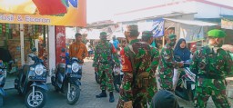 Babinsa Koramil 0816/18 Sedati Bagi-Bagi Masker Kepada Warga di Pasar
