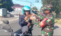 Kebersamaan Anggota Koramil 0816/11 Tarik, Laksanakan Pembagian Masker