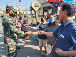 “Koramil 0816/17 Gedangan Bagikan Masker Gratis Kepada Masyarakat”