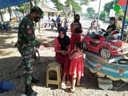 Babinsa Koramil 08 Jabon Bagikan Masker pada warga di Wisata Tlocor