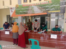 	Babinsa 3 Desa Laksanakan Pendampingan Pembagian Bansos DKTS Provinsi