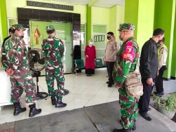 Babinsa koramil 0816/04 porong kawal pelaksanaan rapid test warga