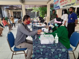 Babinsa Koramil 0816/18 Sedati Kawal Rapidtest Massal di Kec Sedati