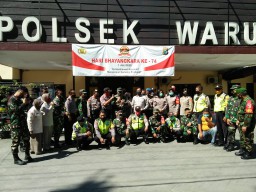 Danramil 0816/16 Waru dan anggota beri kejutan pada Mapolsek Waru