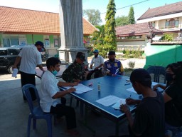 Babinsa Koramil 0816/13 Wonoayu Dampingi Pembagian BLT Dana Desa