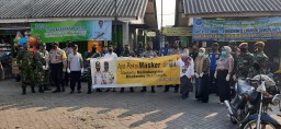 Anggota Ramil0816/07 Krembung dan Forkopimka bagikan masker di pasar