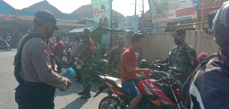 Anggota Koramil 0816/13 Wonoayu Bersinergi bagikan Masker pada warga