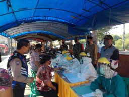 Anggota Ramil0816/07 Krembung Dampingi Pelaksanaan Rapid Test di Pasar