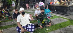 Sertu I Nengah Medal dan Srd I Gusti Agung anggota BKO melaksanakan Pe