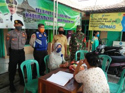 BABINSA KORAMIL 04/ PORONG MENDAMPINGI PENYALURAN BLT DANA DESA .