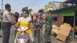 Gerakan cegah COVID19 Anggota Koramil 0816/11 Tarik bagi masker gratis