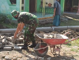 Babinsa koramil 0816/12 Prambon kerja bakti membuat saluran air