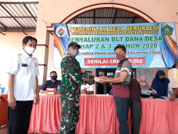Babinsa Koramil 0816/10 Balongbendo Dampingi Penyaluran Pembagian BLT