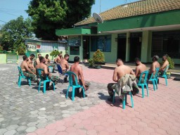 Anggota Koramil 0816 /11 Tarik Lakukan Berjemur Diri agar Tetap Sehat