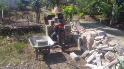 Fandy Bantu Satgas Bekerja di TMMD 108