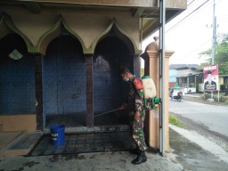 Babinsa Koramil 0816/07 Krembung Lakukan Penyemprotan Disinfektan