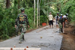 Rabat Jalan Cor Dusun Ngepoh Capai 57 Persen
