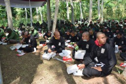 Makan Bersama Anggota Satgas, PSHT dan Warga Kompak