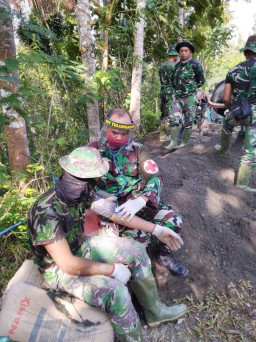 Tak Bosan Demi Kesehatan, Tim Kesehatan Lakukan Pengecekan