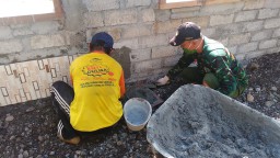 Serma Nurhadi Bantu Pasang Keramik Mushola demi Warga