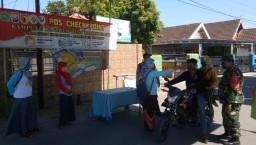 Babinsa Desa Tanjek Wagir Laksanakan Check Point di Kampung Tangguh