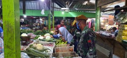 Anggota Koramil 0816/07 Krembung Sosialisasikan Warga Sadar Masker