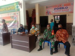 Danramil 0816/10 Balongbendo Pantau Penyerahan BLT di Desa Seketi