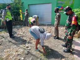 Tanpa kenal lelah Babinsa 0816/01 Bluru Kidul ikut penegakkan Disiplin