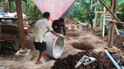 Karyono Bantu Satgas TMMD Pasang Gorong-Gorong Buat Saptiktank