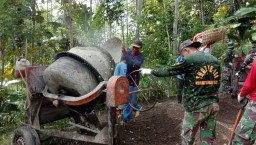 Warga Datang Ke Lokasi TMMD Dengan Suka Rela Demi Desanya