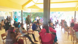 Babinsa Desa Kupang Jabon Pantau Pendistribusian BLT